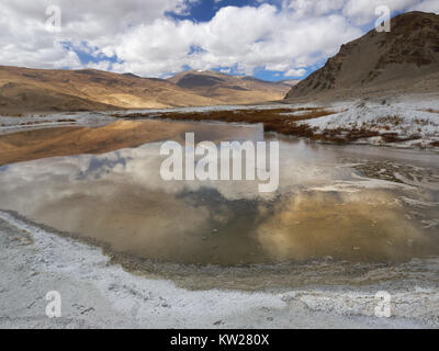 Hot springs minéralisées en montagnes, hautes montagnes resort, un lac avec de l'eau minéralisée, l'Himalaya, l'Inde du Nord. Banque D'Images