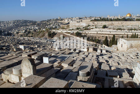 Dalles de pierre anciennes tombes un vieux cimetière juif sur le Mont des Oliviers, Jérusalem. Banque D'Images