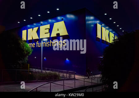 Vélo homme à l'extérieur de l'entrepôt Ikea à Tempe, Sydney, Australie Banque D'Images