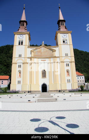 L'église et de l'ombre sur la place en Pregrada, Croatie Banque D'Images