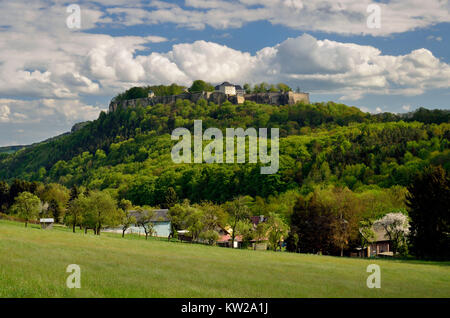 Elbsandsteingebirge, forteresse de pierre du roi village th ?rms, Festung Königstein von Thürmsdorf Banque D'Images