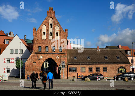 Wismar, porte d'eau dans le vieux port, Wassertor am Alten Hafen Banque D'Images