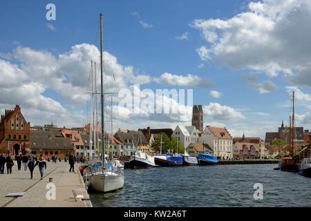 La ville de Wismar, sur le vieux port avec porte d'eau et clocher Saint Marien , Stadtansicht vom Alten Hafen und mit Wassertor Kirchturm St Marien Kirche Banque D'Images