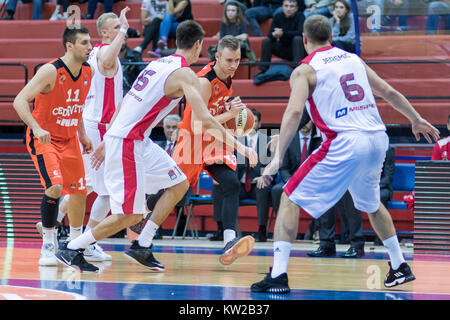 ZAGREB, CROATIE - 29 septembre 2017 : Ligue ABA Cedevita Zagreb KK vs KK FMP Belgrade. Dzanan Musa (13) avec le basket-ball Banque D'Images