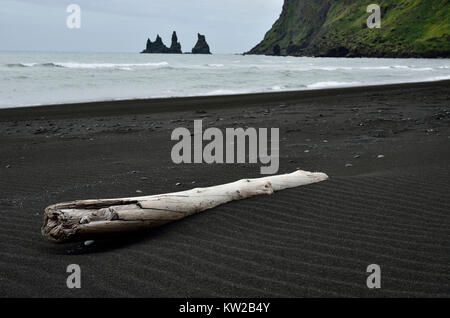 L'Islande, plage de lave noire de Vik i Myrdal et groupe de Rock Island, Reynisdrangar, dans Lavastrand Schwarzer, Vík í Mýrdal und Felsgruppe, Reynisdrangar Banque D'Images