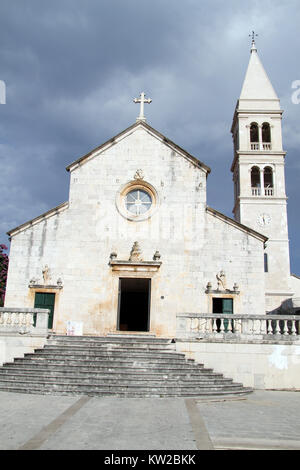 Vieille église en pierre à Supetar, Croatie, l'île de Brach Banque D'Images
