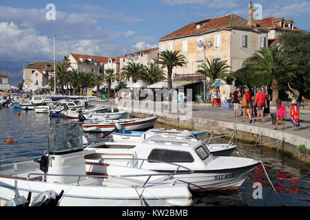 Les humains et les bateaux à Supetar, Croatie, l'île de Brach Banque D'Images