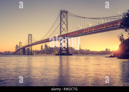 Classic vue panoramique de San Francisco skyline avec célèbre Oakland Bay Bridge illuminée en magnifique lumière du soir au coucher du soleil en été, San Banque D'Images