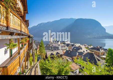 Classic Vue aérienne de la célèbre ville au bord du lac de Hallstatt dans les Alpes avec sentier idyllique sur une belle journée ensoleillée avec ciel bleu en été, Salzkammergut Banque D'Images