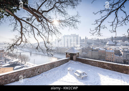 L'affichage classique de la vieille ville de Salzbourg avec célèbre forteresse de Hohensalzburg et la rivière Salzach, dans la pittoresque ville de lumière du matin au lever du soleil en hiver Banque D'Images