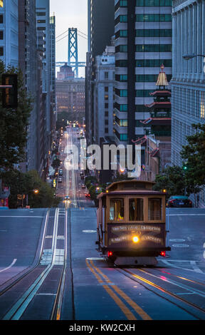 La vue classique du téléphérique historique équitation sur la célèbre rue de la Californie dans le magnifique crépuscule tôt le matin avant le lever du soleil en été, San Francisco Banque D'Images