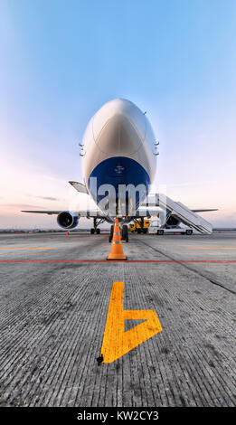 Avion du passager dans le stationnement de l'aéroport, parking gratuit, avion de passagers dans l'aéroport. L'entretien d'aéronefs Banque D'Images