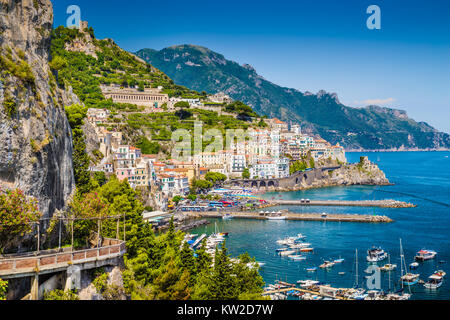 Carte postale panoramique vue sur la belle ville d'Amalfi à la célèbre côte amalfitaine avec Golfe de Salerne, Campanie, Italie Banque D'Images