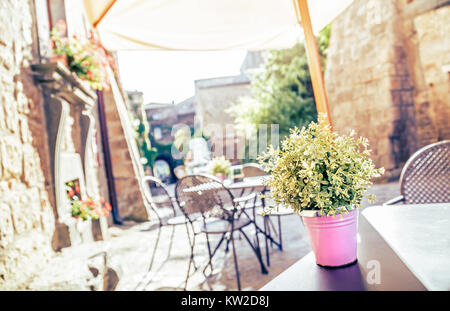 Café avec des tables et des chaises dans une ancienne rue d'Europe avec retro vintage style effet filtre Instagram Banque D'Images