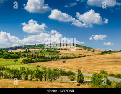 Beau paysage de Toscane avec la vieille ville de Pienza sur une colline en été, Val d'Orcia, Italie Banque D'Images