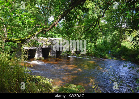 Pont sur une rivière pittoresque sur Bodmin Moor, Cornwall, England, UK Banque D'Images