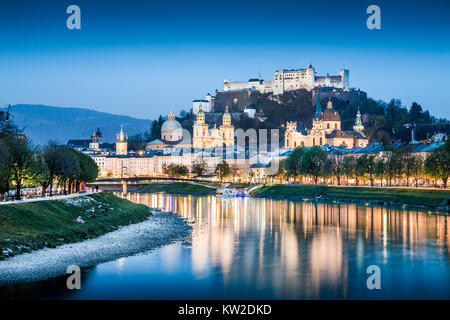 Belle vue sur les toits de Salzbourg avec Festung Hohensalzburg et la rivière Salzach, à l'heure bleue, Salzburger Land, Autriche Banque D'Images