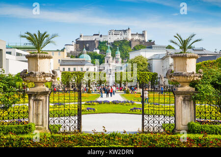 Belle vue sur jardins Mirabell célèbre avec la vieille forteresse Hohensalzburg historique dans l'arrière-plan à Salzbourg, Autriche Banque D'Images