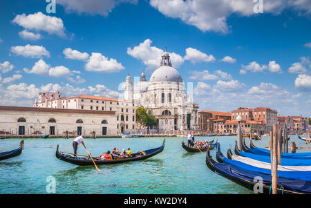 Belle vue sur les gondoles sur le Grand Canal avec Basilique historique di Santa Maria della Salute en arrière-plan sur une journée ensoleillée à Venise Banque D'Images