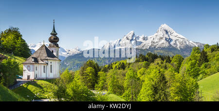 Beau paysage de montagnes dans les Alpes bavaroises à l'église de pèlerinage de Maria Gern et massif du Watzmann en arrière-plan, Nationalpark Berchtesgad Banque D'Images