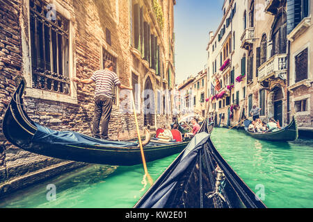 Gondoles sur canal in Venice, Italie avec retro vintage style Instagram et filtre effet lens flare Banque D'Images