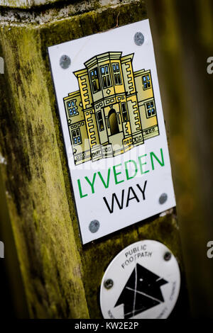 Un waymarker pour l'Lyveden Way à pied Banque D'Images