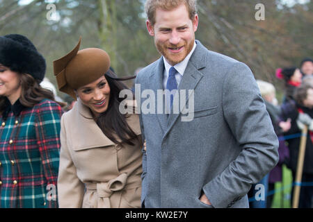 Photo datée du 25 décembre 2017 montre Meghan Markle et Prince Harry lors du Jour de Noël matin service religieux à l'église St Mary Magdalene à Sandringham, Norfolk. Banque D'Images