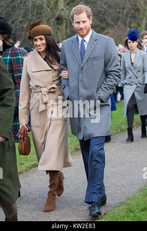 Photo datée du 25 décembre 2017 montre Meghan Markle et Prince Harry lors du Jour de Noël matin service religieux à l'église St Mary Magdalene à Sandringham, Norfolk. Banque D'Images
