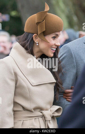 Photo datée du 25 décembre 2017 montre Meghan Markle et Prince Harry lors du Jour de Noël matin service religieux à l'église St Mary Magdalene à Sandringham, Norfolk. Banque D'Images