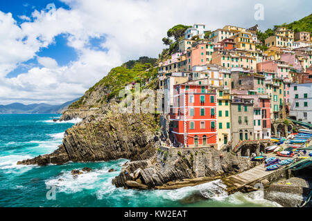 Vue panoramique de Riomaggiore, l'un des cinq villages de pêcheur célèbre Cinque Terre en Ligurie, Italie Banque D'Images