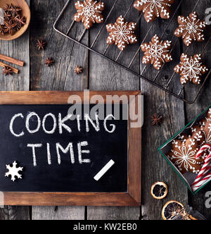 Temps de cuisson pour Noël gingerbread stars sur fond de bois rustique Banque D'Images