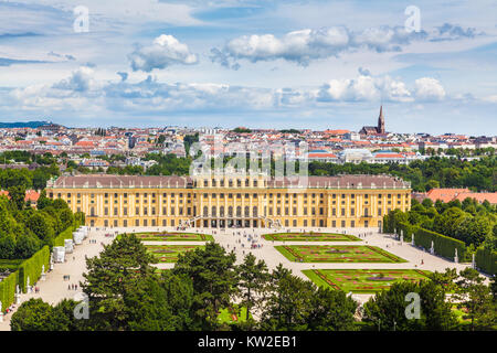 La vue classique du célèbre Palais Schönbrunn avec grand jardin pittoresque Parterre sur une belle journée ensoleillée avec ciel bleu et nuages en été, Vienne, Austri Banque D'Images