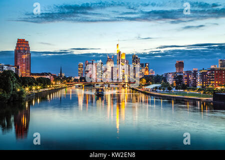 Belle Vue de Francfort am Main skyline at Dusk, Allemagne Banque D'Images