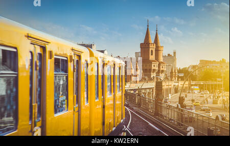 Berliner U-Bahn avec célèbre Oberbaum Bridge en arrière-plan dans la belle lumière du soir au coucher du soleil d'or, Berlin Friedrichshain-Kreuzberg, Allemagne Banque D'Images