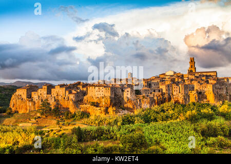 Ville médiévale de Pitigliano au coucher du soleil, Toscane, Italie Banque D'Images