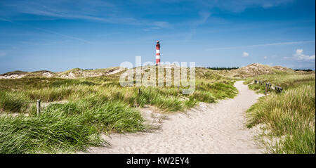 Beau paysage de dunes avec phare traditionnel à la mer du Nord, Schleswig-Holstein, Allemagne Banque D'Images