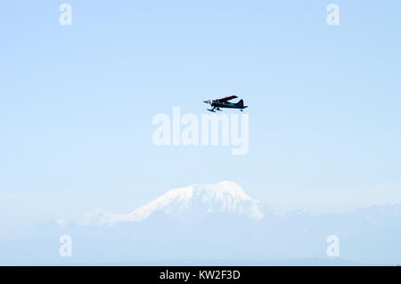 Plane flying passé les montagnes Talkeetna, Alaska Banque D'Images