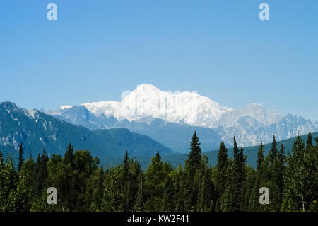 Vue panoramique sur les montagnes entourant Talkeetna, Alaska Banque D'Images