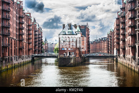 Belle vue du célèbre quartier des entrepôts de Speicherstadt avec de sombres nuages avant l'orage à Hambourg, Allemagne Banque D'Images