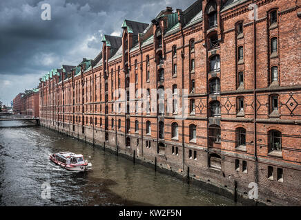 Célèbre quartier des entrepôts de Speicherstadt avec de sombres nuages avant l'orage à Hambourg, Allemagne Banque D'Images