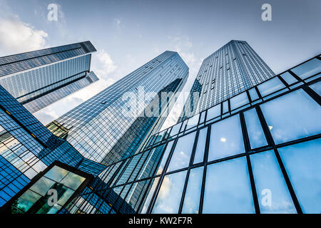 Vue de dessous les gratte-ciel modernes dans le quartier des affaires contre le ciel bleu Banque D'Images