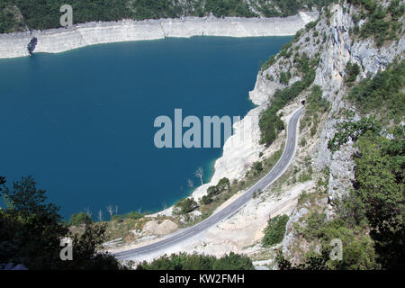 Route et tunnel près Piva lake au Monténégro Banque D'Images