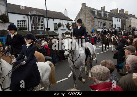Glamorgan Boxing Day Hunt parades grâce à Bridgend, Vale of Glamorgan, Pays de Galles, Royaume-Uni 26 décembre 2017. Banque D'Images