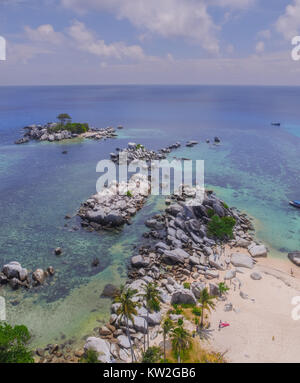 Photo aérienne de belitung island en Indonésie, avec des roches et de l'océan Banque D'Images