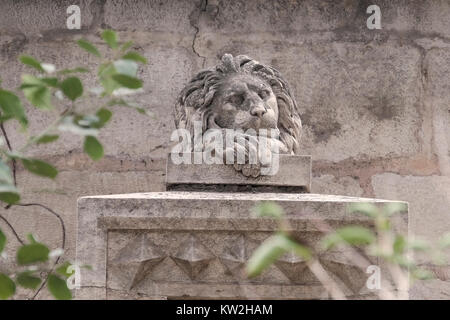 Une sculpture d'un lion endormi sur la porte d'une maison ancienne située à 9 de la rue Emek Refaim dans la colonie allemande ou HaMoshava HaGermanit un quartier établi dans la seconde moitié du xixe siècle par des membres de la société Temple allemand. La partie ouest de Jérusalem Israël Banque D'Images