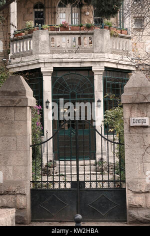 Portail d'une ancienne maison arabe situé dans la rue Emek Refaim 33 dans la colonie allemande ou HaMoshava HaGermanit un quartier établi dans la seconde moitié du xixe siècle par des membres de la Société du Temple allemand et a été au cours de l'époque du Mandat britannique en grande partie peuplée par de riches chrétiens arabes qui ont fui ou ont été expulsés au cours de la guerre d'indépendance d'Israël de 1948. La partie ouest de Jérusalem Israël Banque D'Images