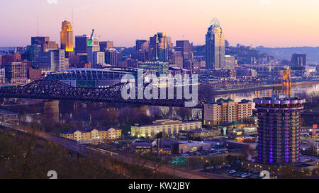 Une vue sur le centre-ville de Cincinnati, Ohio, au coucher du soleil Banque D'Images