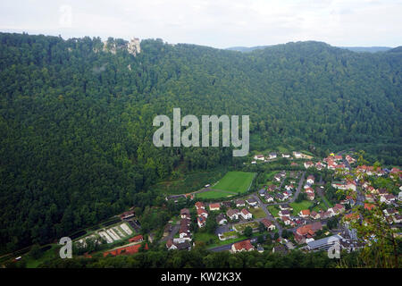 Das Schloss Lichtenstein sur le bord de la ville et rock en Souabe, Allemagne Banque D'Images