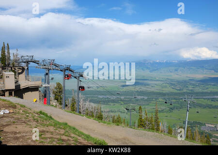 JACKSON Hole, Wyoming - 27 juin 2017 : Bridger Gondola arrivant à Rendezvous Mountain. La gondole prend les randonneurs et les touristes au Sommet mondial pour le spec Banque D'Images