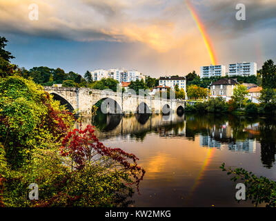 Rainbow s'affiche au-dessus de la rivière Vienne après une violente tempête passe Limoges, France Banque D'Images